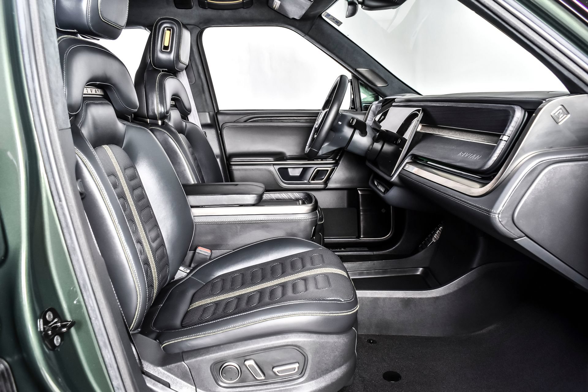 Used 2024 Rivian R1S Adventure AWD/4WD image 24