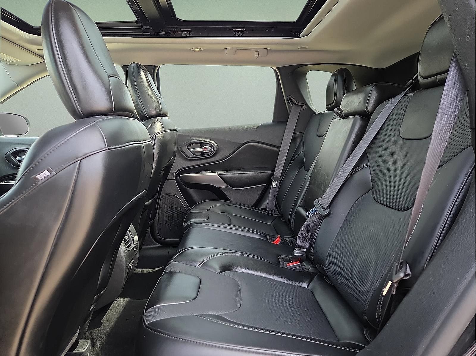 Used 2022 Jeep Cherokee Limited AWD/4WD image 10