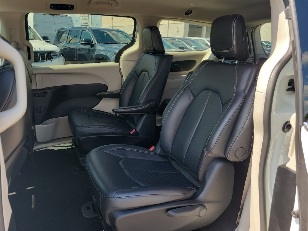 Used 2024 Chrysler Pacifica Limited FWD image 13