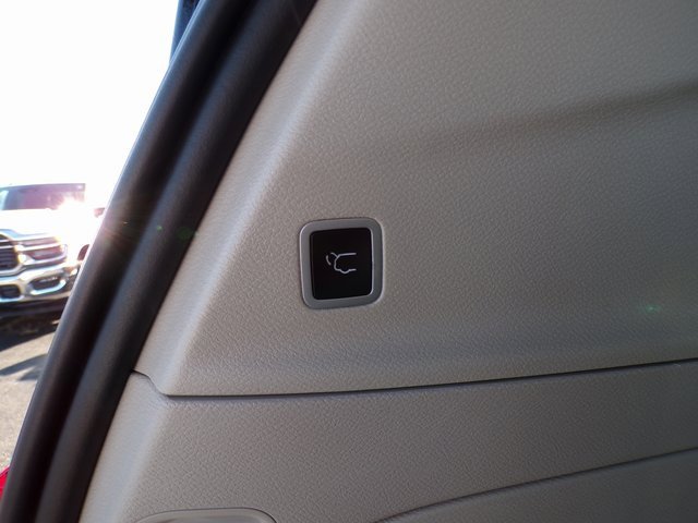 Used 2024 Chrysler Pacifica Touring-L image 8