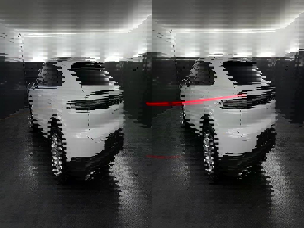 New 2026 Porsche Cayenne Coupe AWD/4WD image 3