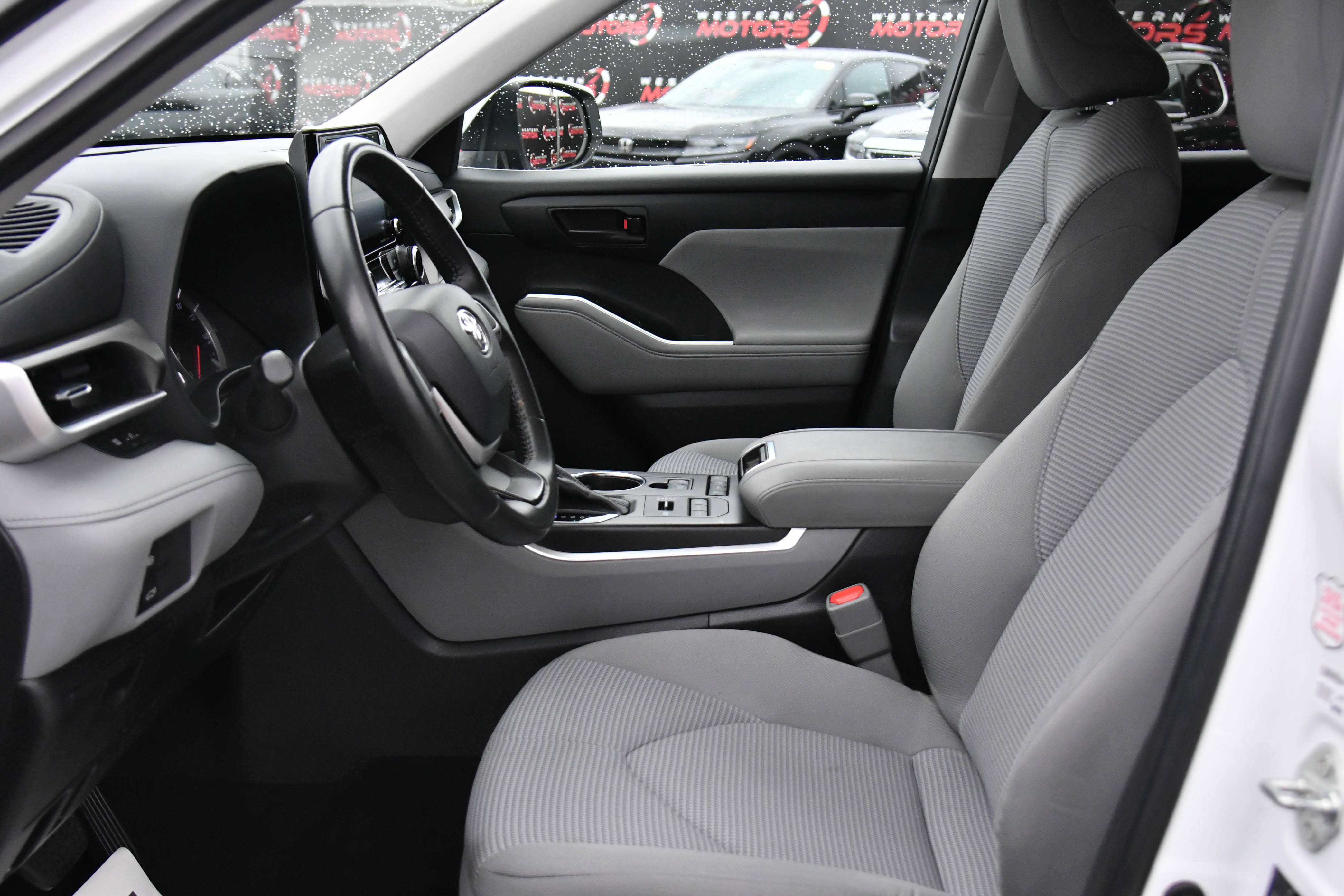 Used 2022 Toyota Highlander LE AWD/4WD image 18