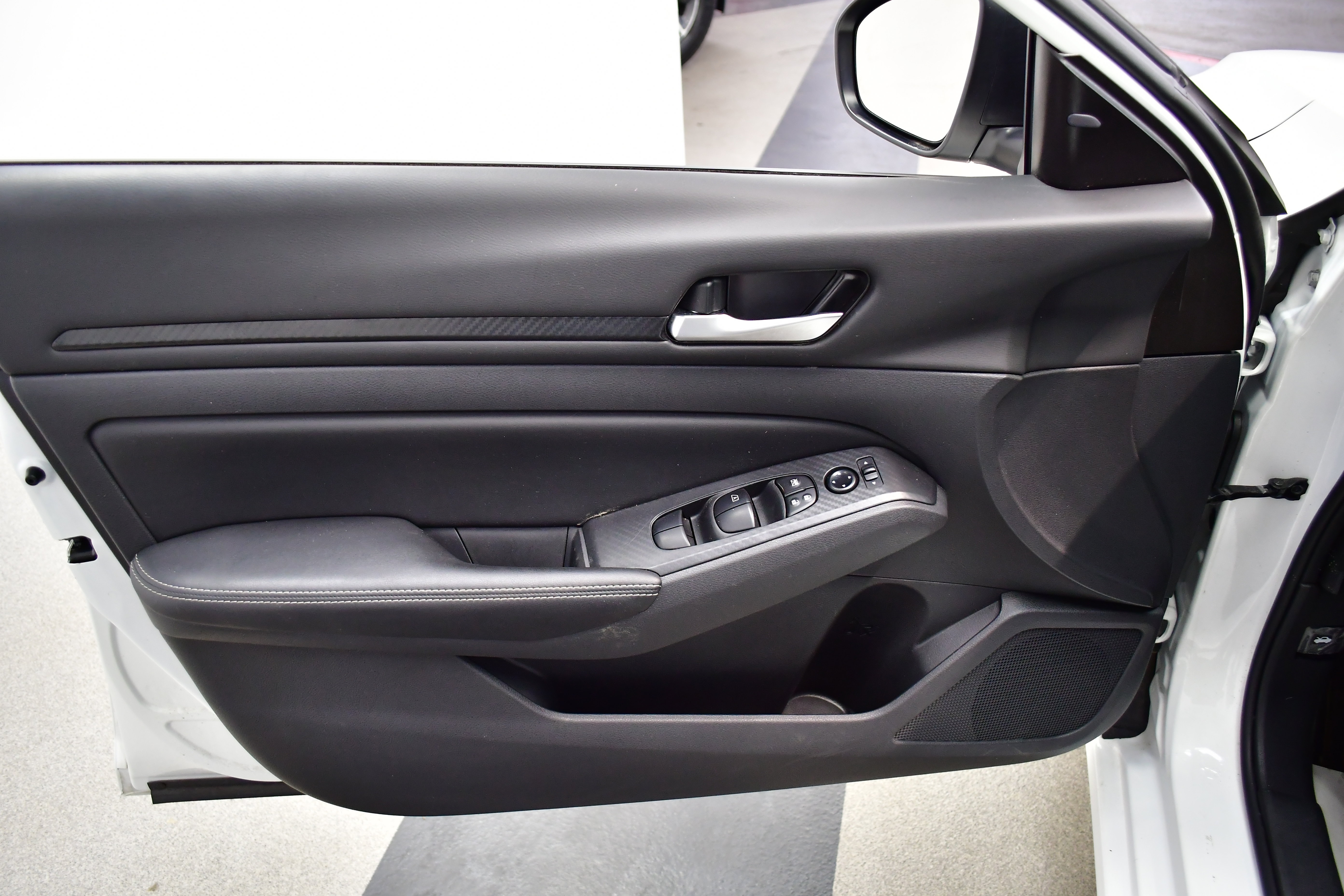 Used 2025 Nissan Altima 2.5 SV FWD image 16