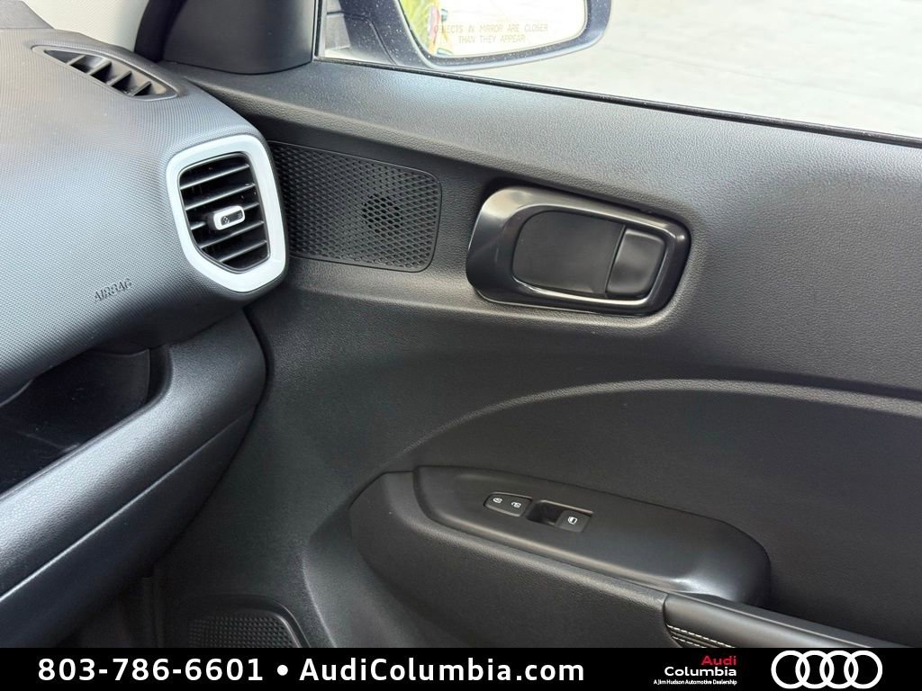 Used 2024 Hyundai Venue Limited image 33