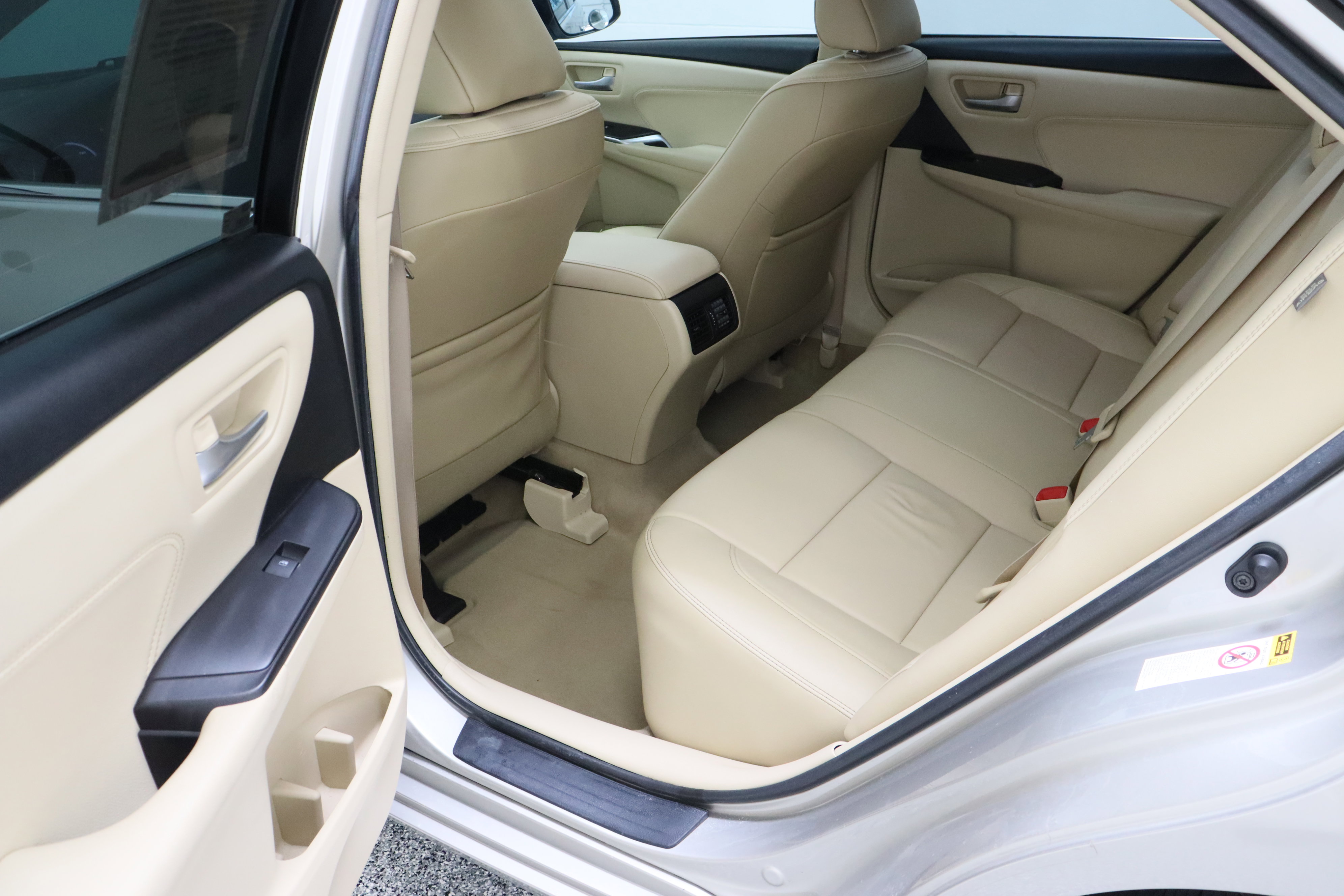 Used 2017 Toyota Camry XLE w/ Moonroof Package FWD image 29