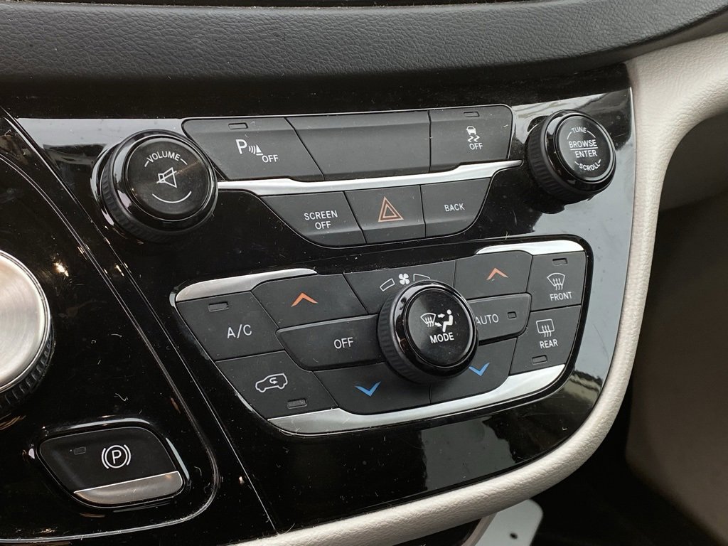 Used 2017 Chrysler Pacifica Touring-L Plus w/ Tire & Wheel Group image 17