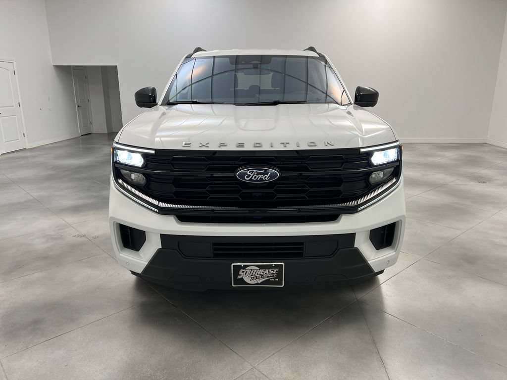 Used 2025 Ford Expedition Active RWD image 3