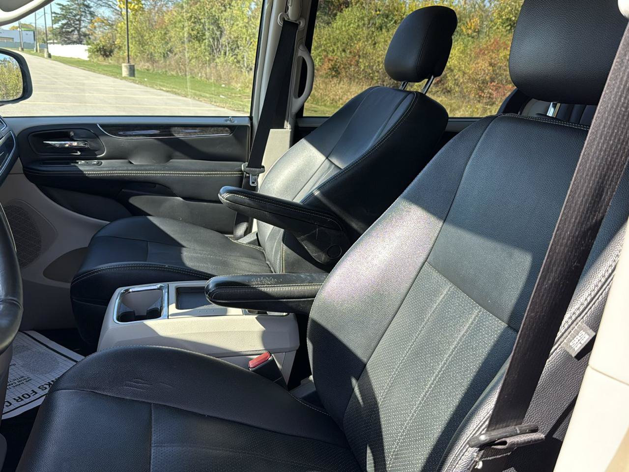 Used 2014 Chrysler Town & Country Touring-L FWD image 15