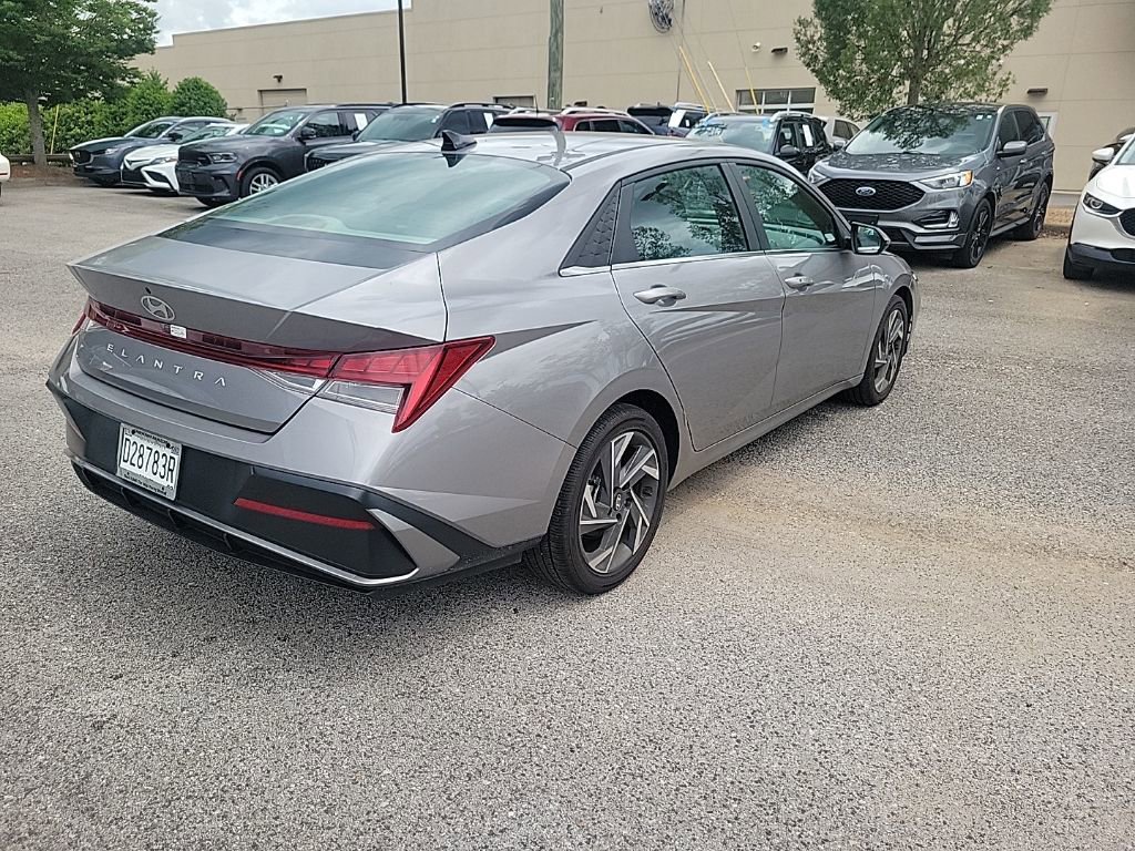 Used 2025 Hyundai Elantra SEL FWD image 3