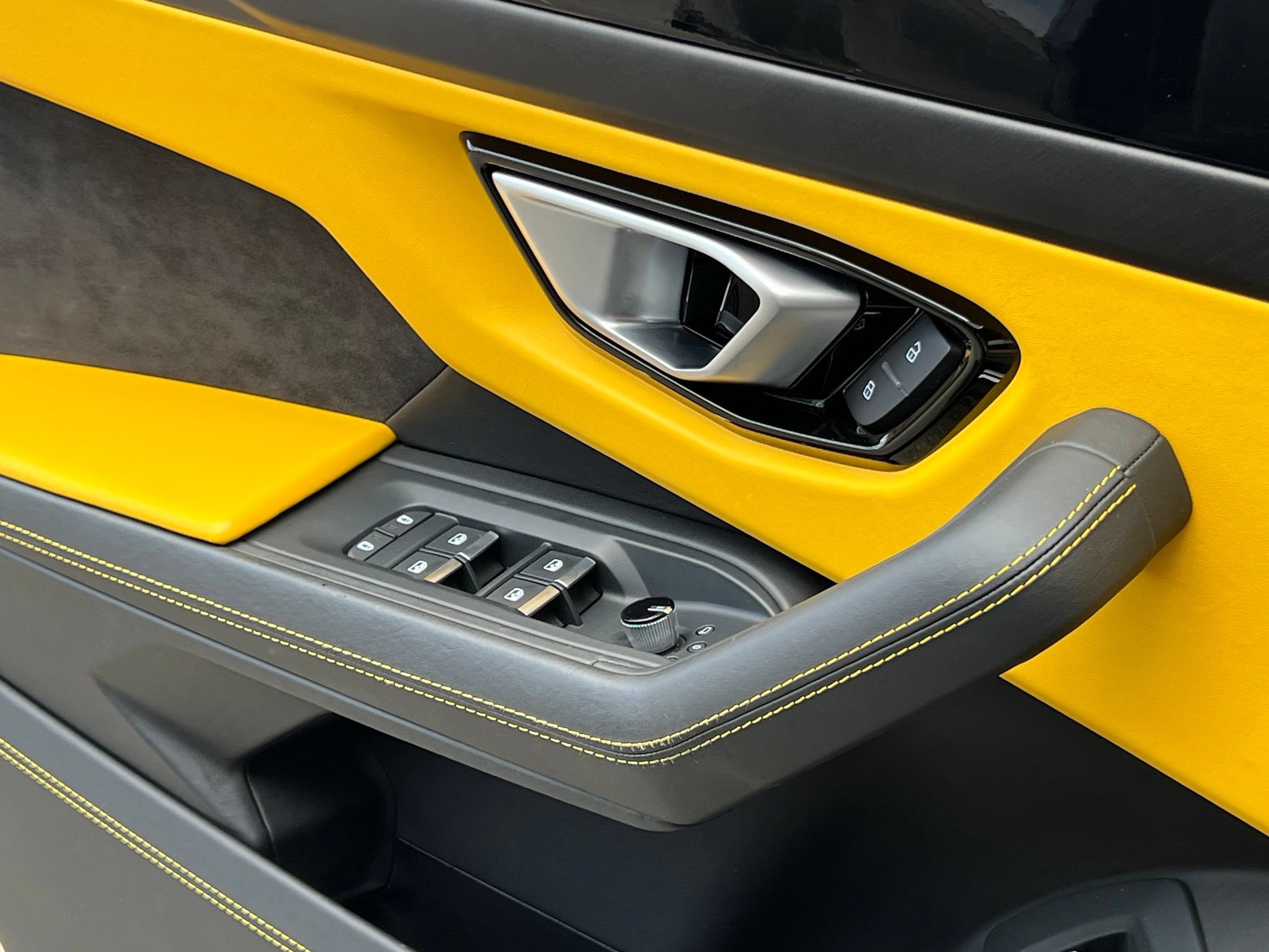 Used 2022 Lamborghini Urus AWD/4WD image 40