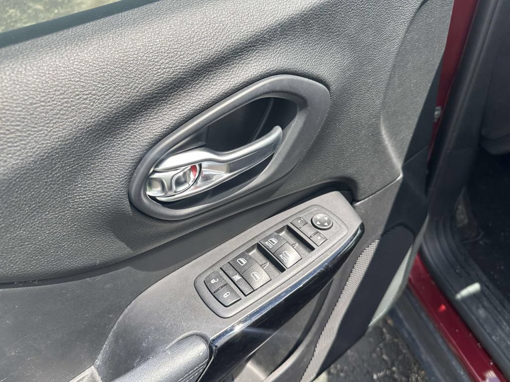 Used 2020 Jeep Cherokee Latitude Plus FWD image 16