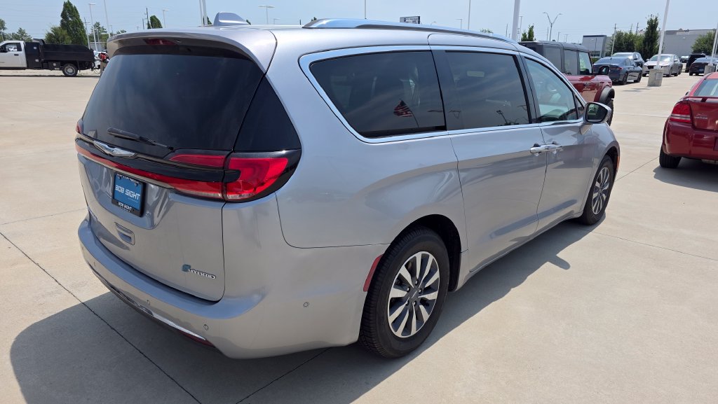 Used 2021 Chrysler Pacifica Touring-L FWD image 5