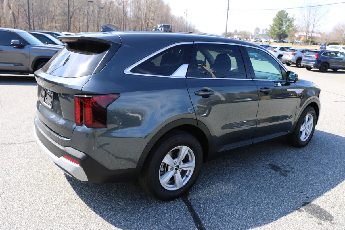 Used 2024 Kia Sorento LX image 7