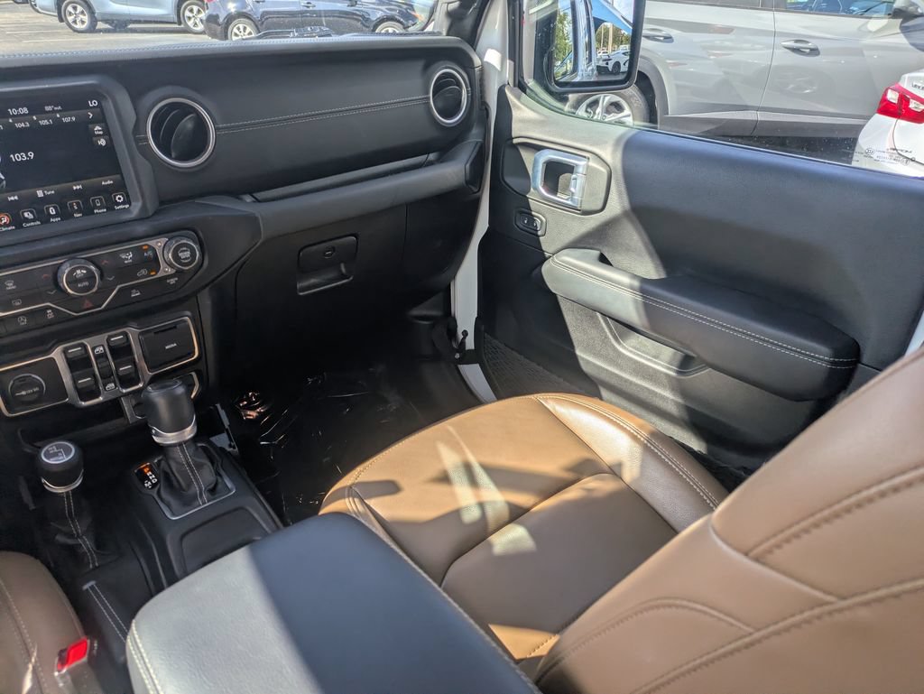Used 2022 Jeep Wrangler Unlimited Sahara AWD/4WD image 16