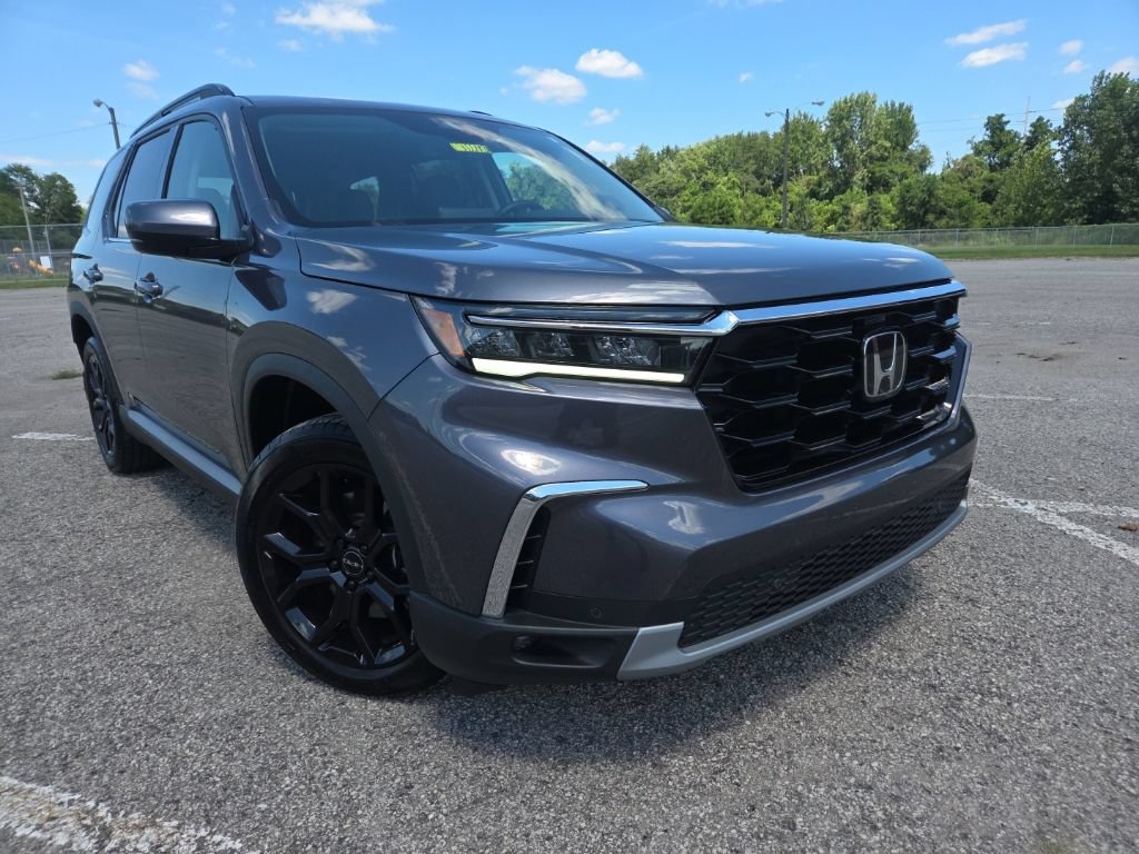 Used 2025 Honda Pilot Touring image 1