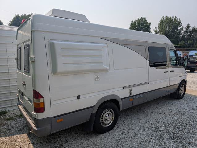 Used 2005 Freightliner Sprinter 2500 RWD image 10