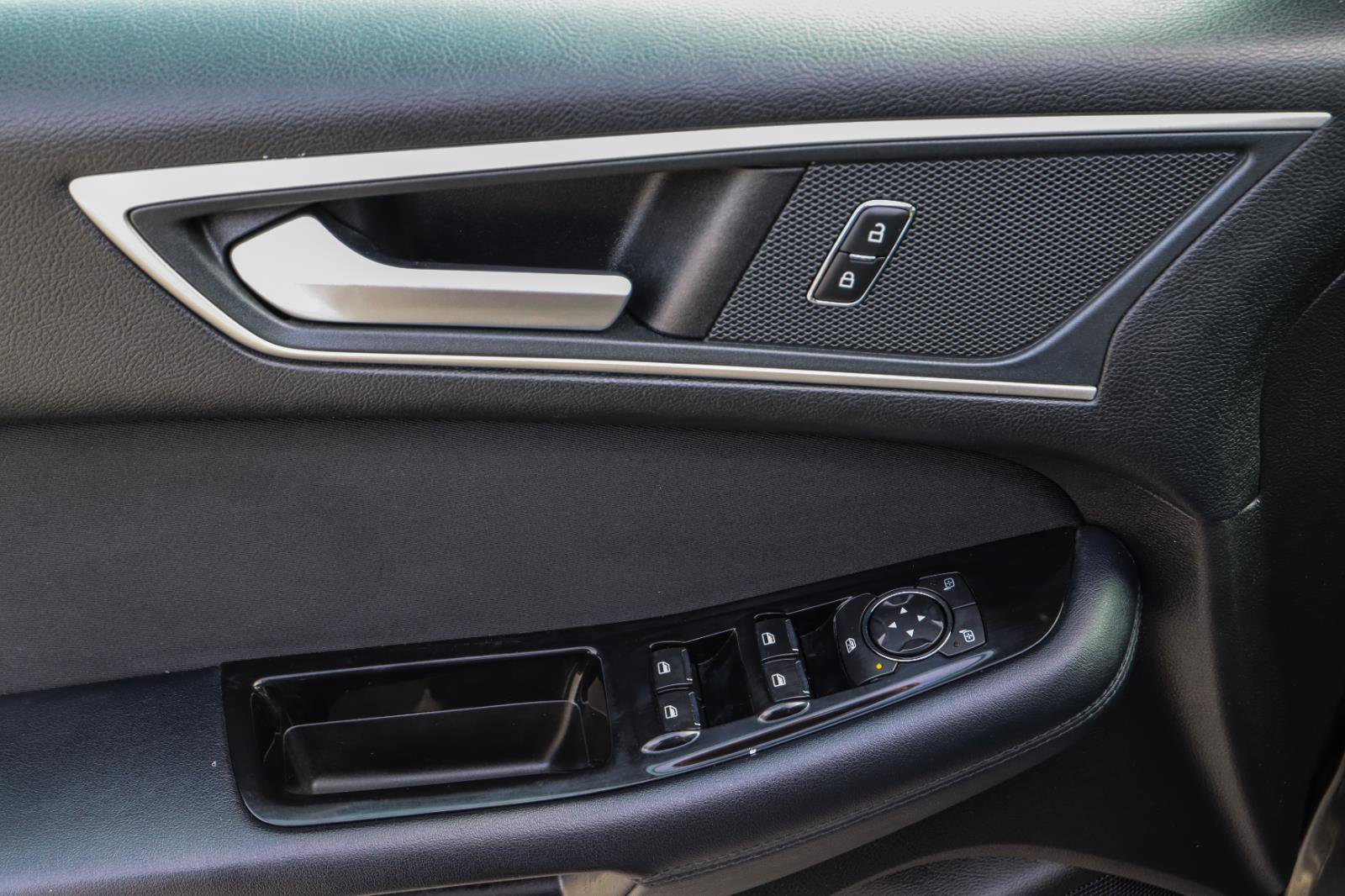 Used 2018 Ford Edge SEL image 31