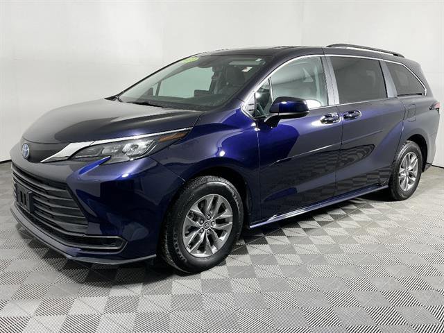 Used 2024 Toyota Sienna LE image 2