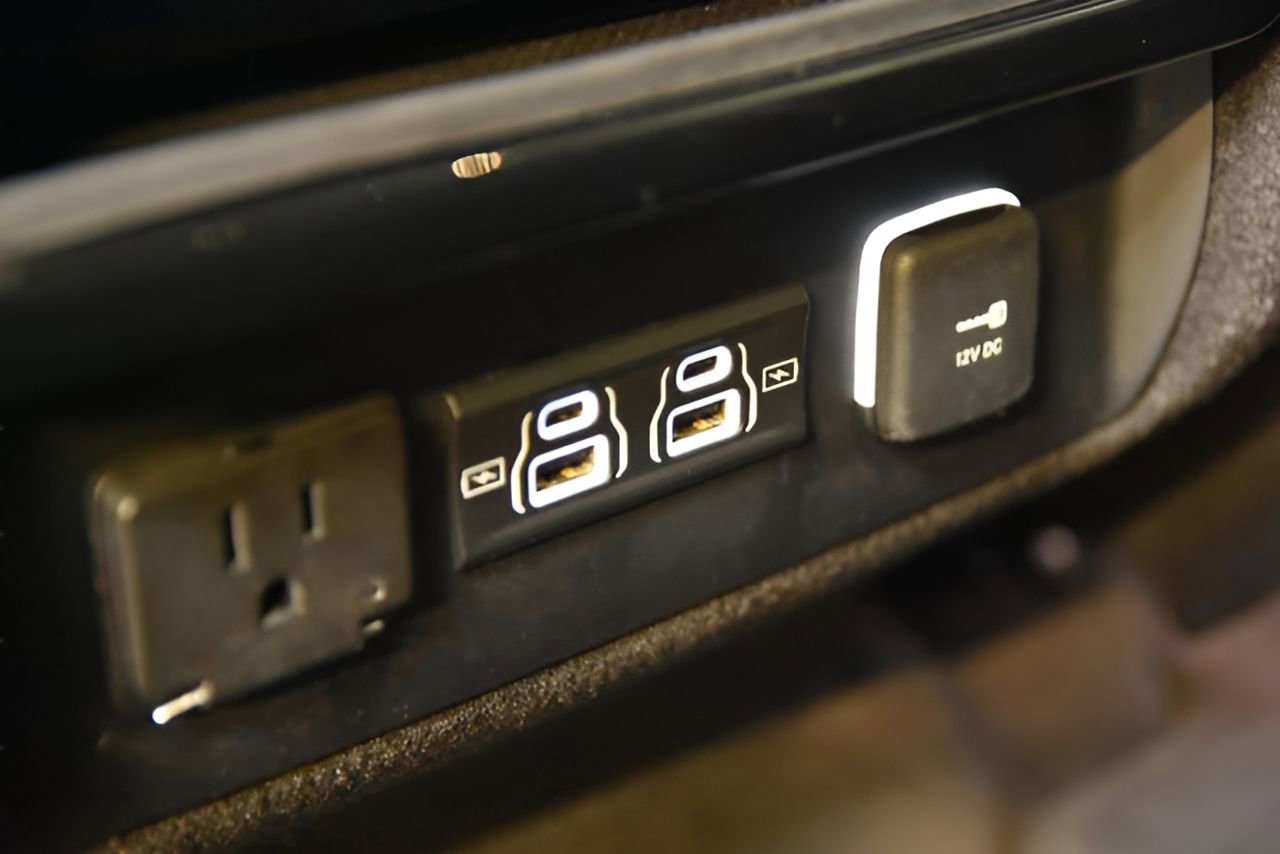 Used 2023 Jeep Wagoneer L Series II RWD image 38