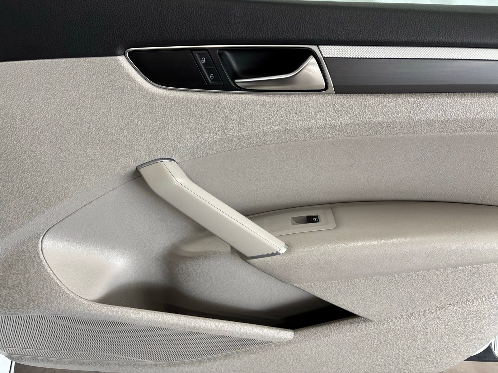 Used 2018 Volkswagen Passat 2.0T R-Line w/ R-Line Lighting Package image 15