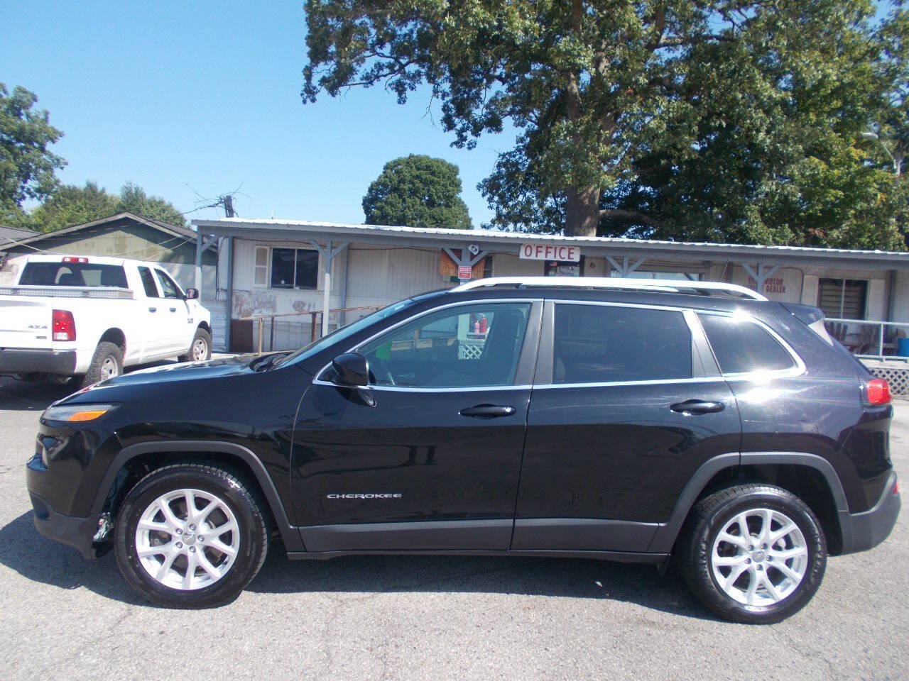 Used 2018 Jeep Cherokee Latitude FWD image 19