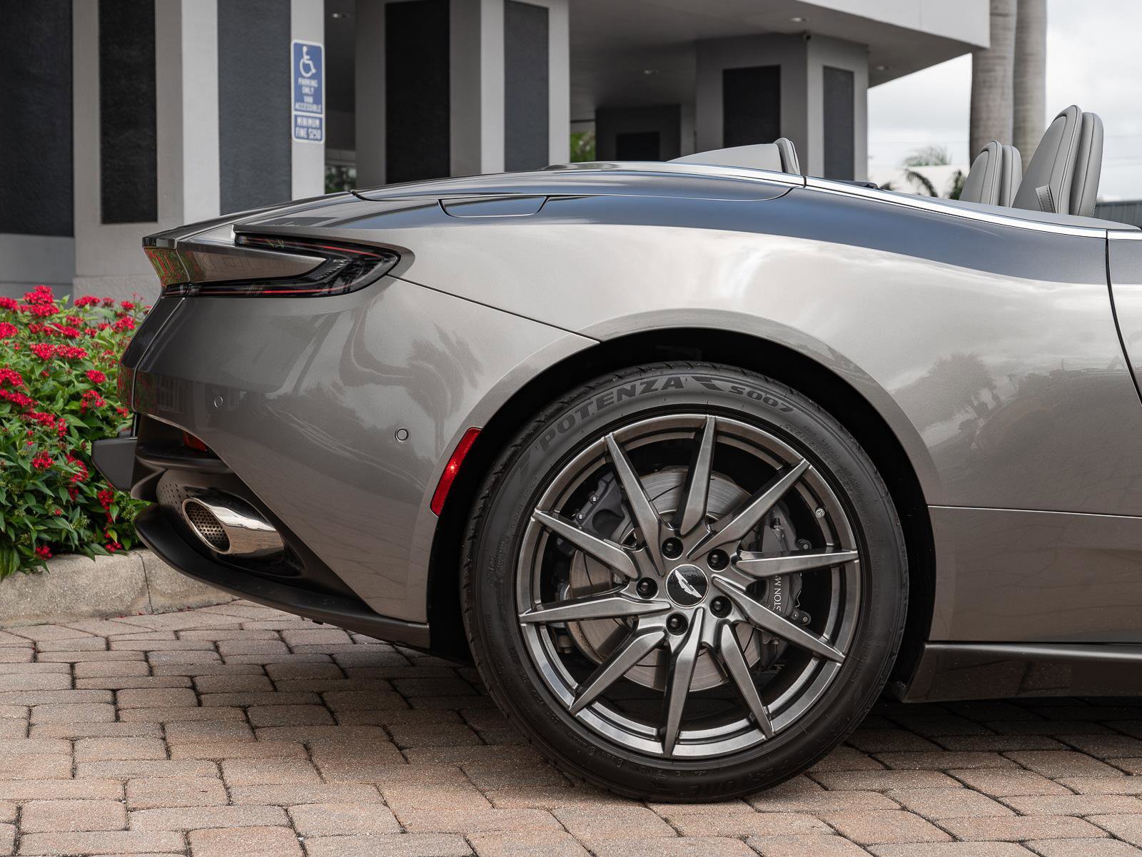 Used 2020 Aston Martin DB11 Volante image 21