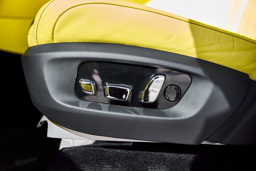 Used 2022 Rolls-Royce Cullinan Black Badge w/ Dark Exterior Package image 43