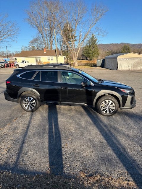 Used 2023 Subaru Outback Premium image 4