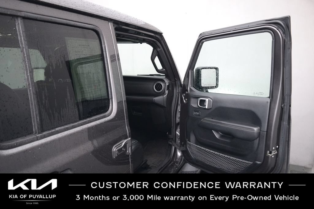 Used 2018 Jeep Wrangler Unlimited Sahara AWD/4WD image 16