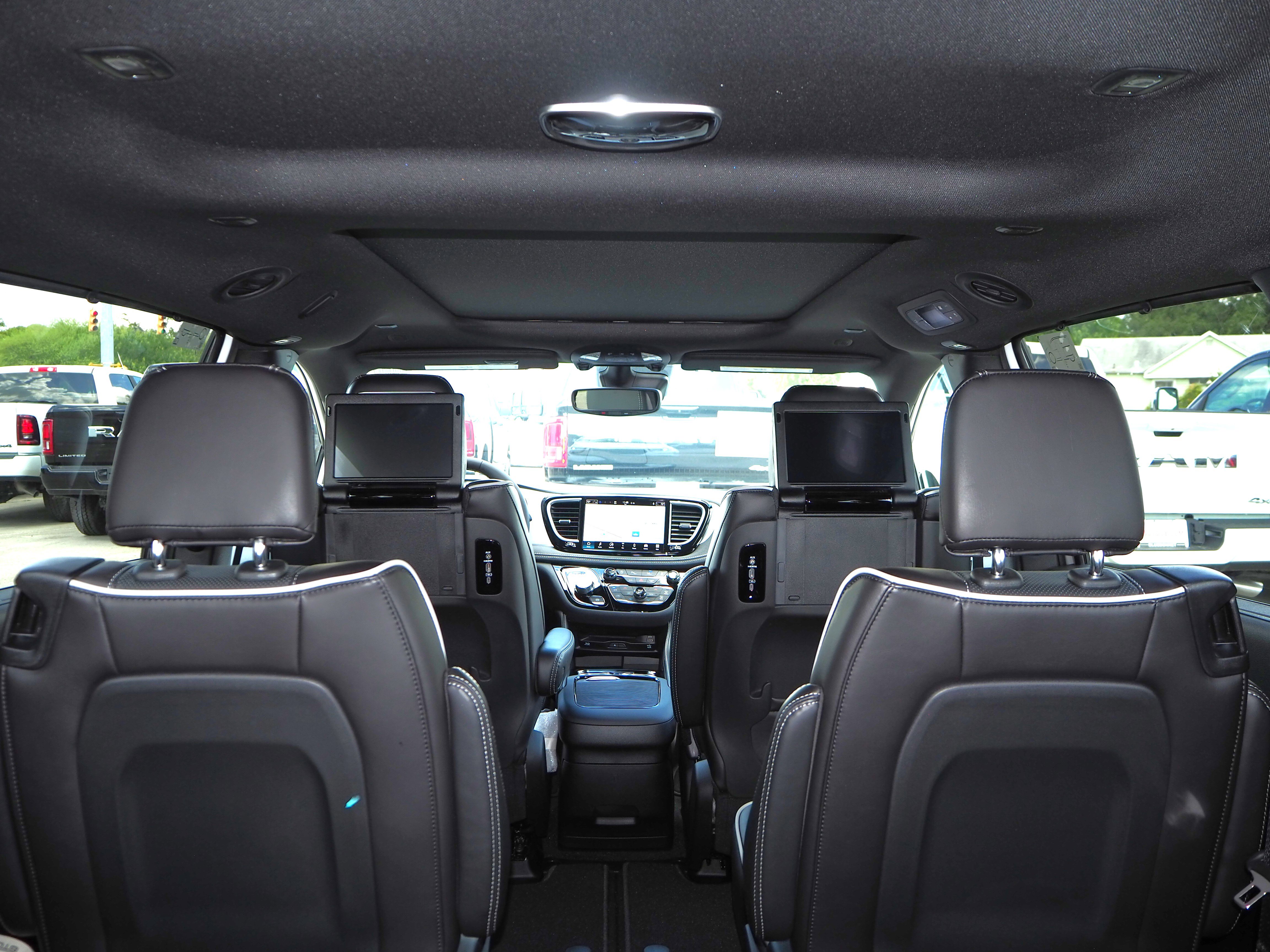 New 2026 Chrysler Pacifica Limited w/ Uconnect Theater Family Group FWD image 11