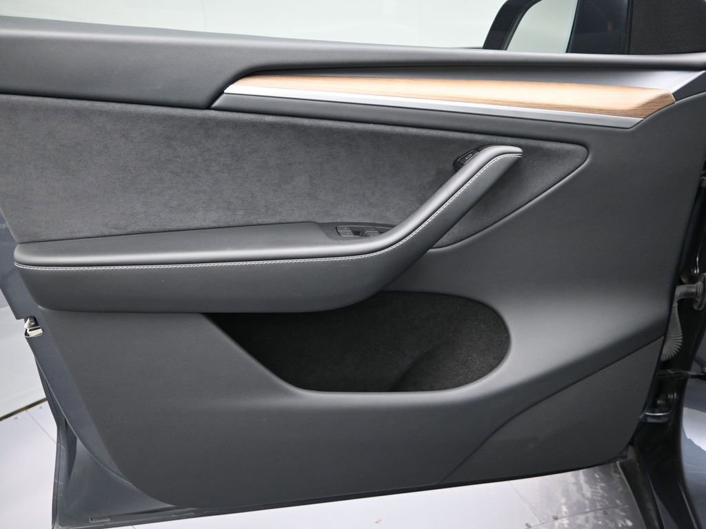 Used 2024 Tesla Model Y Long Range image 11