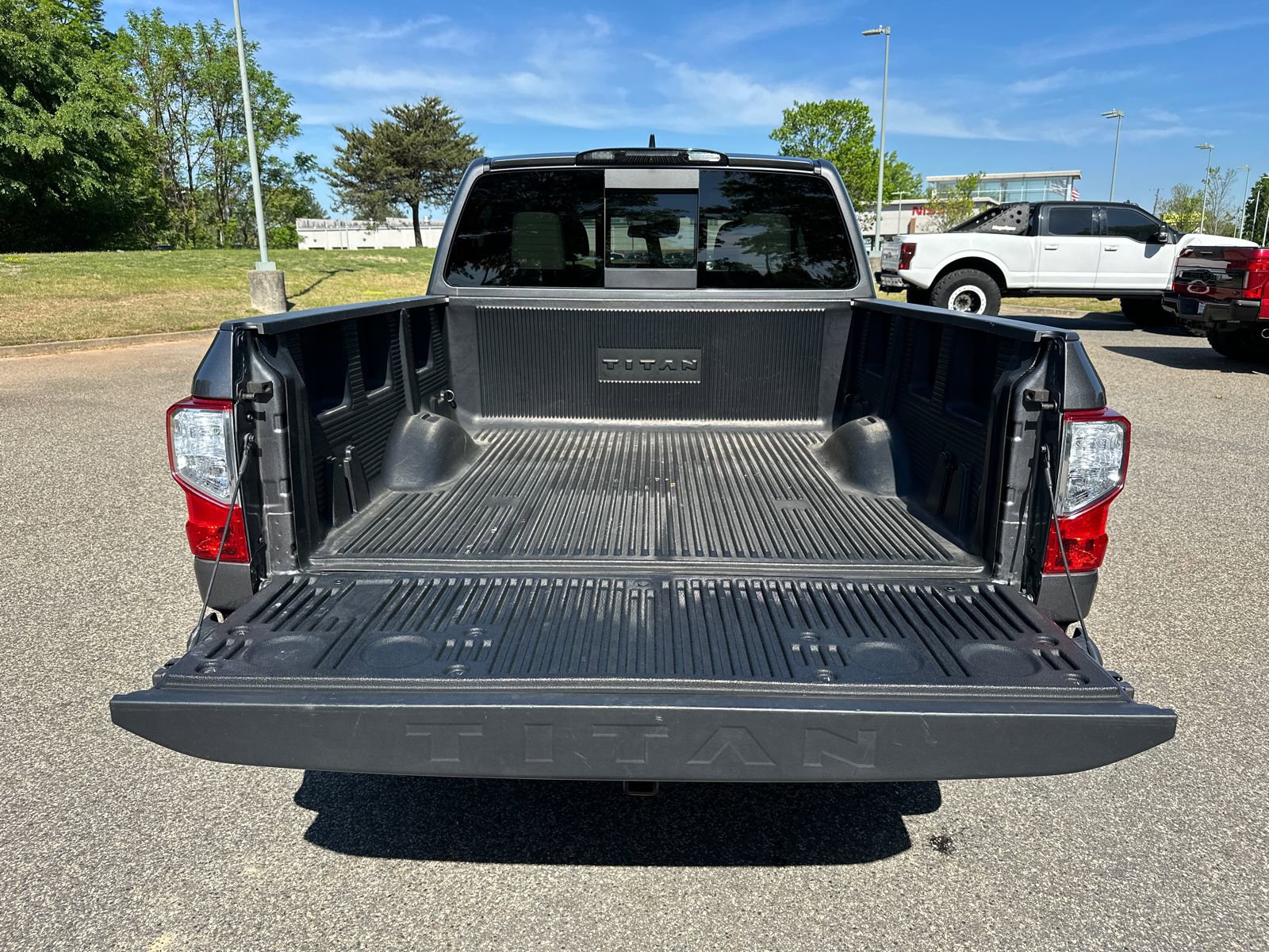 Used 2024 Nissan Titan SV w/ SV Convenience Package image 16