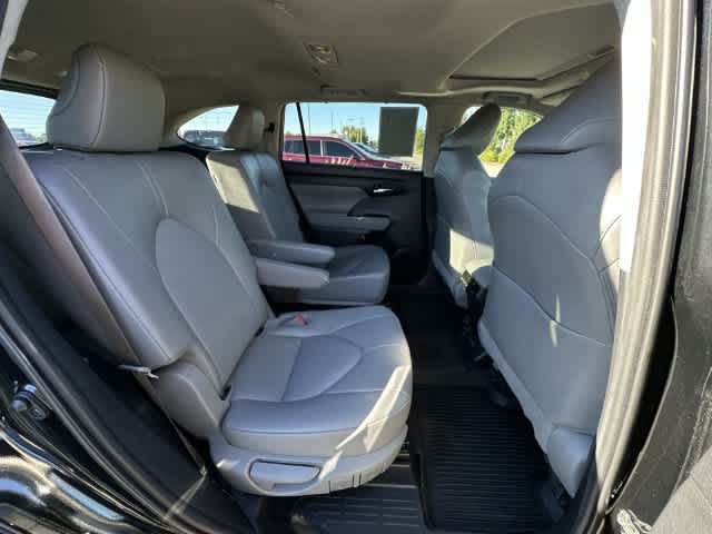 Used 2022 Toyota Highlander XLE AWD/4WD image 24