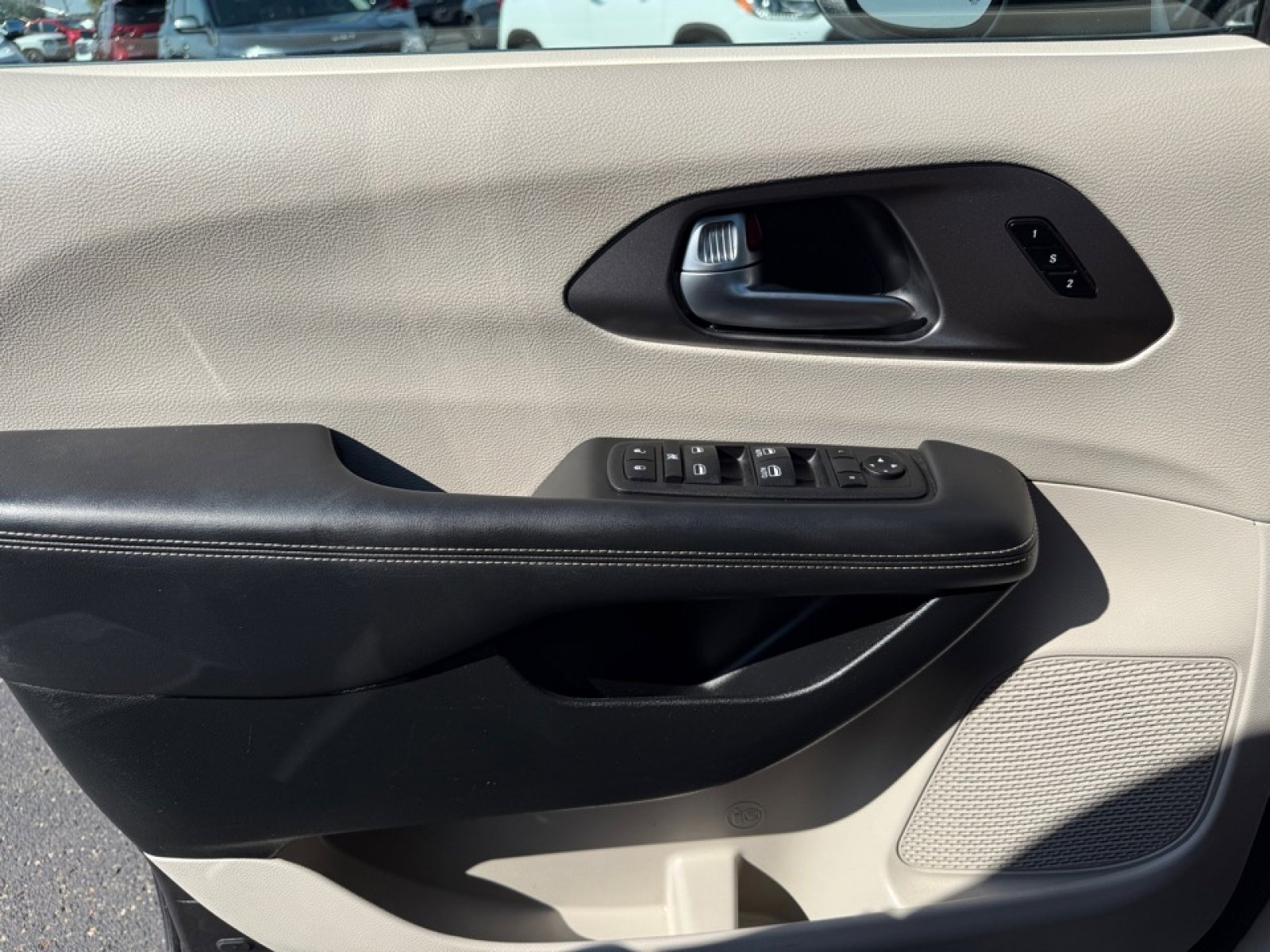 Used 2023 Chrysler Pacifica Touring-L image 42