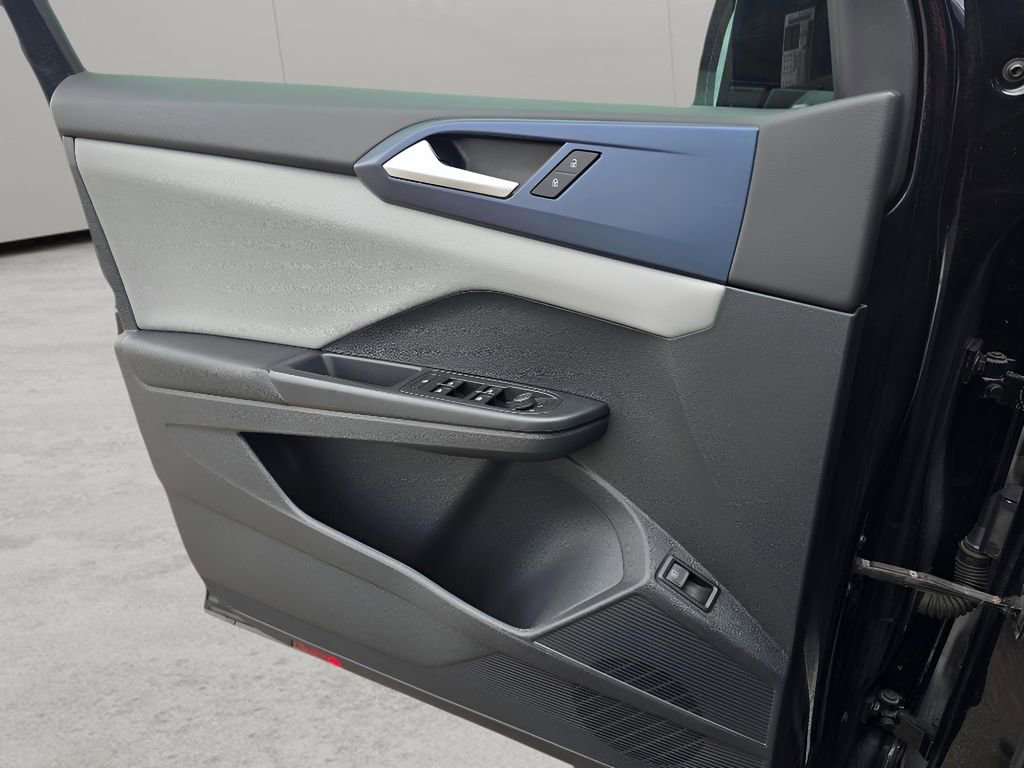 Used 2023 Volkswagen Taos SE w/ Panoramic Sunroof Package FWD image 23