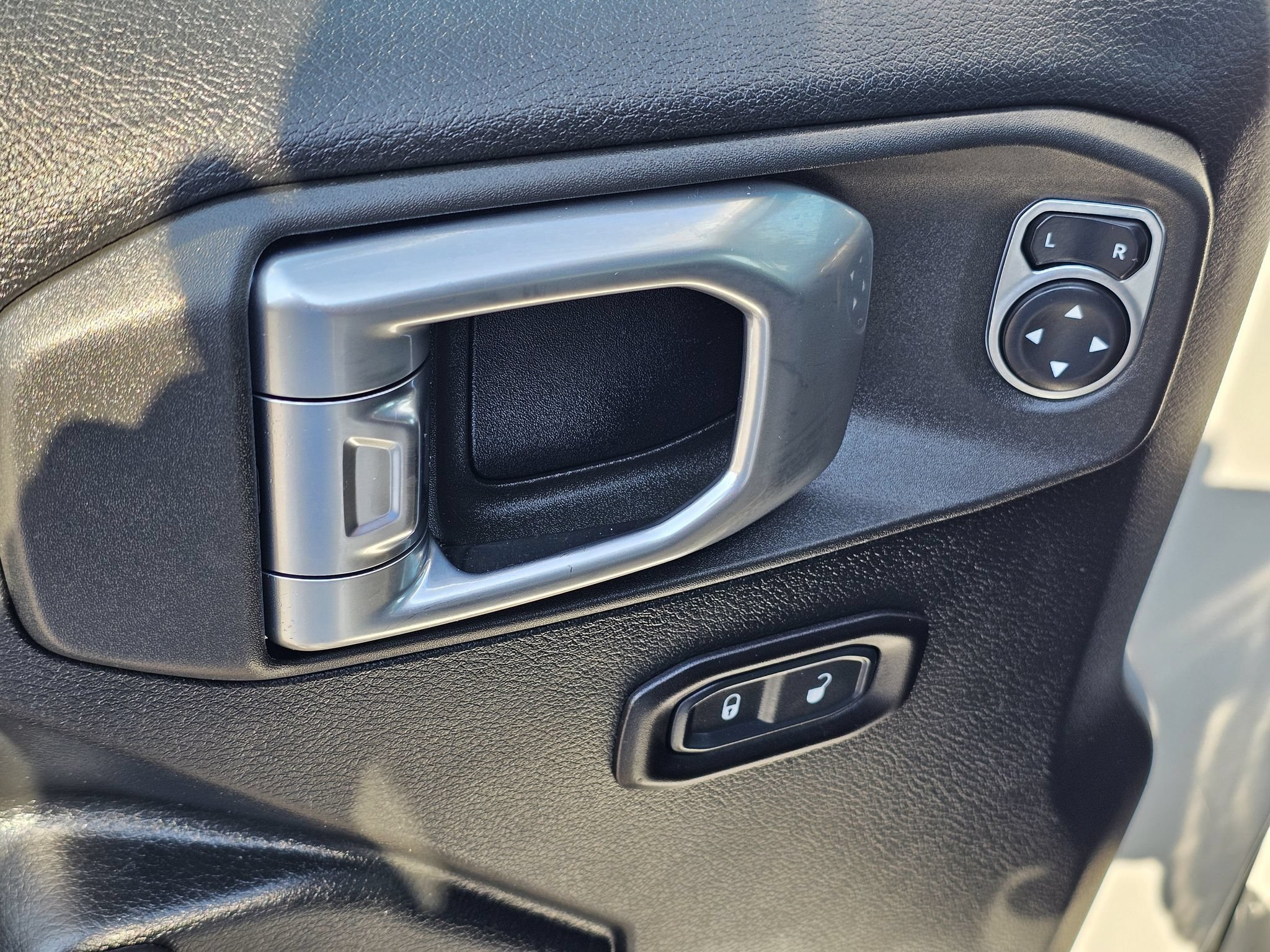 Used 2018 Jeep Wrangler Unlimited Sport S AWD/4WD image 14