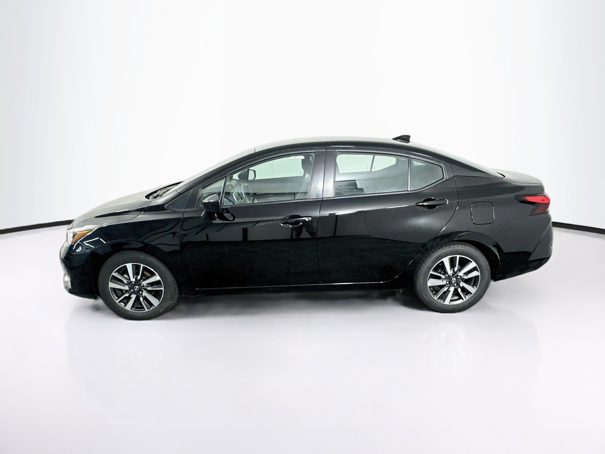 Used 2025 Nissan Versa SV FWD image 4