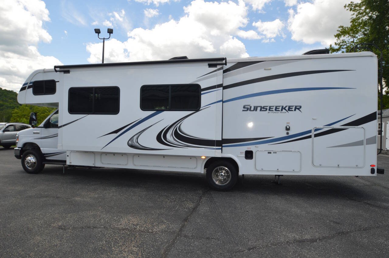 Used 2019 Ford E-450 and Econoline 450 Super Duty w/ Motorhome Prep Package RWD image 19
