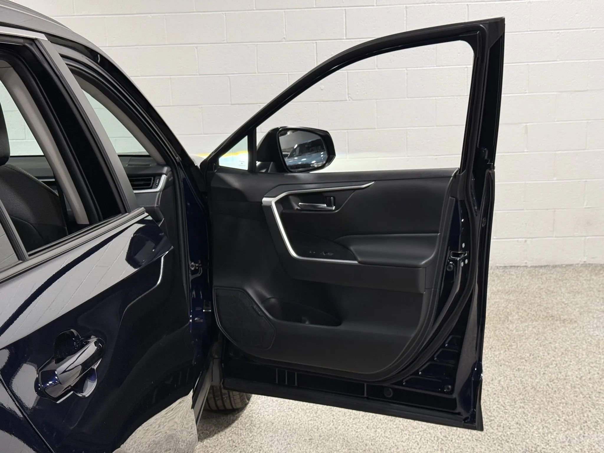 Used 2022 Toyota RAV4 XLE w/ Convenience Package image 42