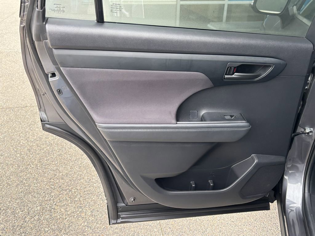 Used 2022 Toyota Highlander LE image 29