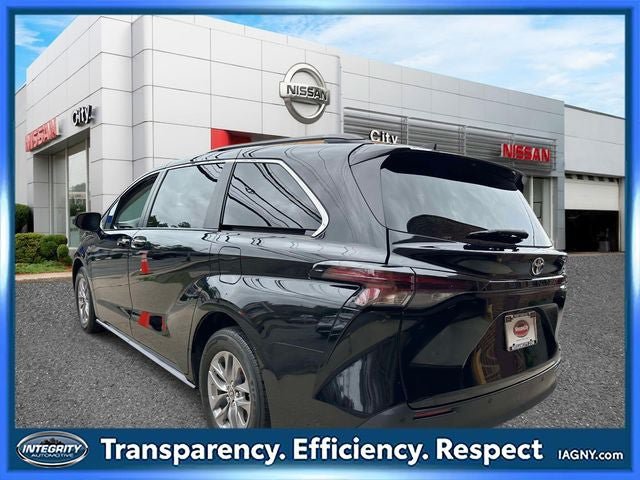 Used 2024 Toyota Sienna XLE FWD image 6