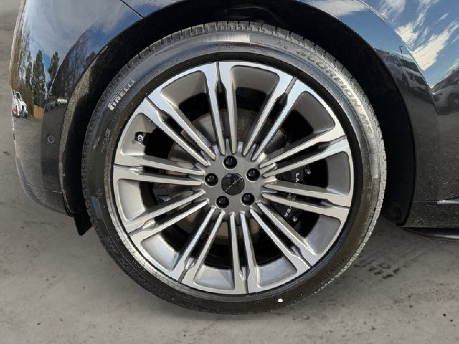 New 2026 Land Rover Range Rover SE image 9