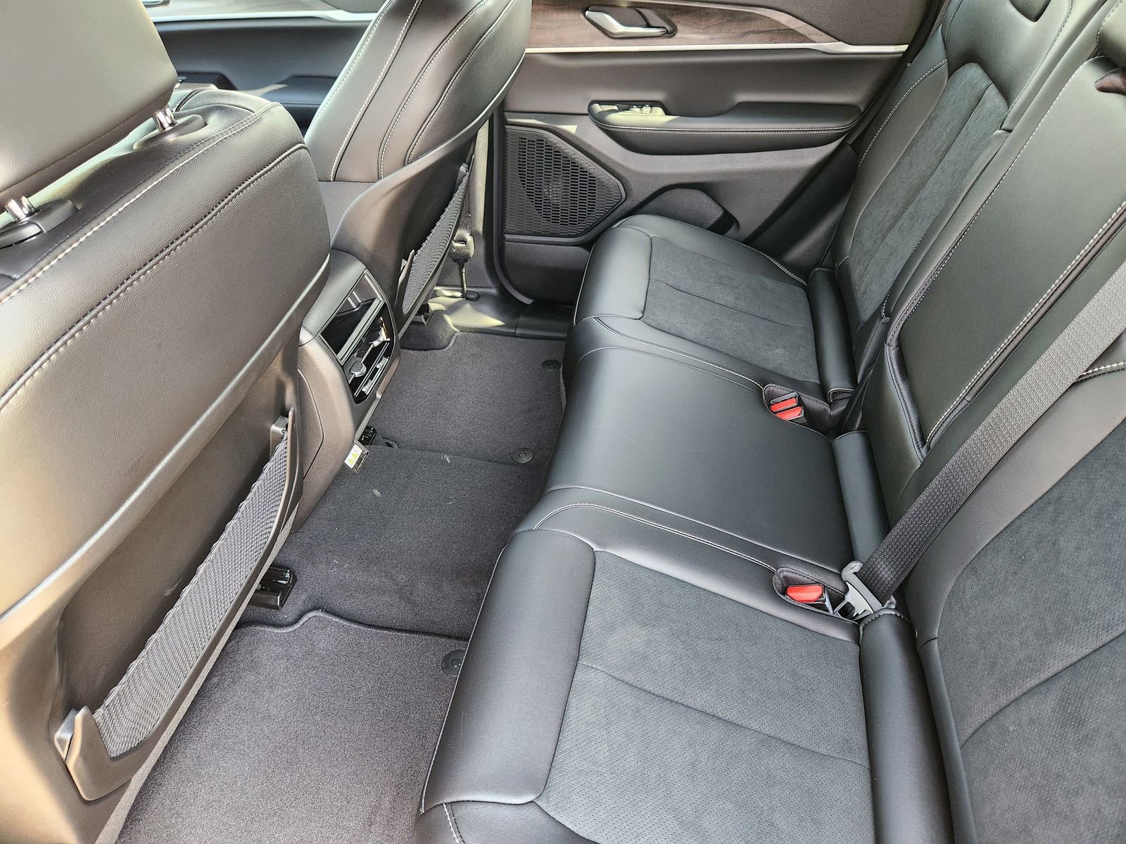 New 2026 Jeep Grand Cherokee Altitude AWD/4WD image 39