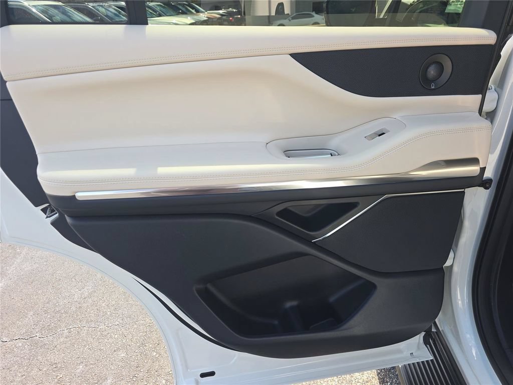 New 2027 Lincoln Navigator Premiere RWD image 12