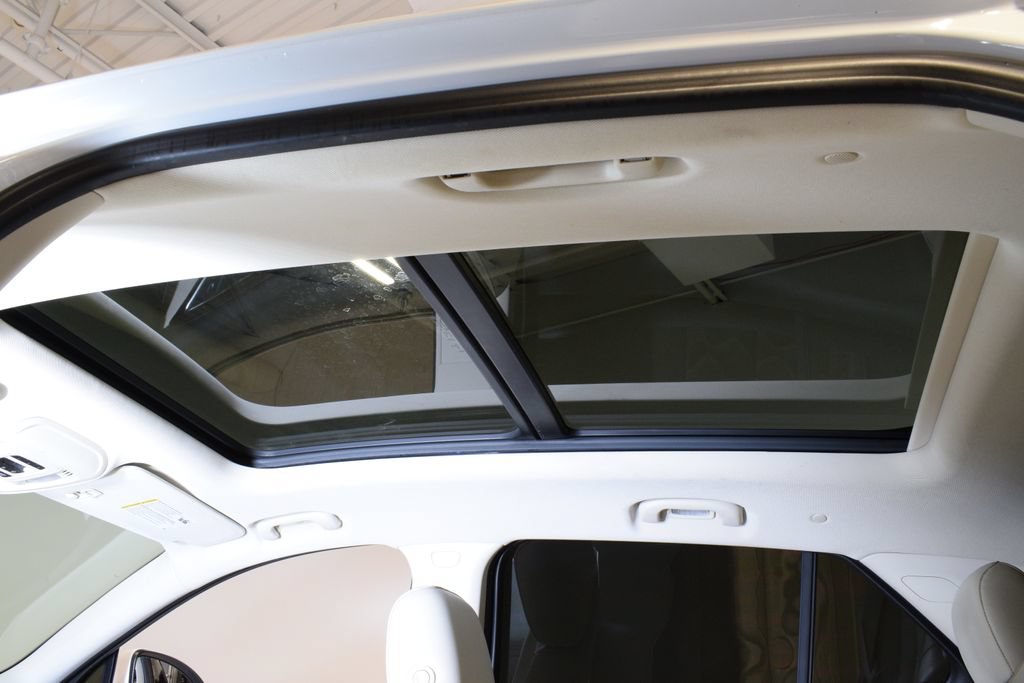 Used 2021 Buick Envision Avenir w/ Technology Package II FWD image 4