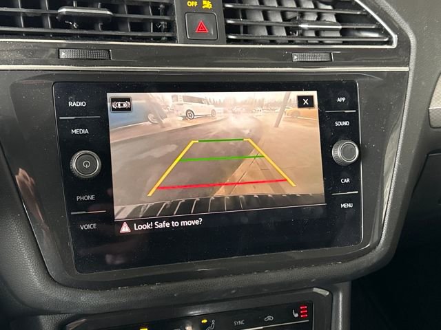 Used 2023 Volkswagen Tiguan SE w/ Panoramic Sunroof Package image 28