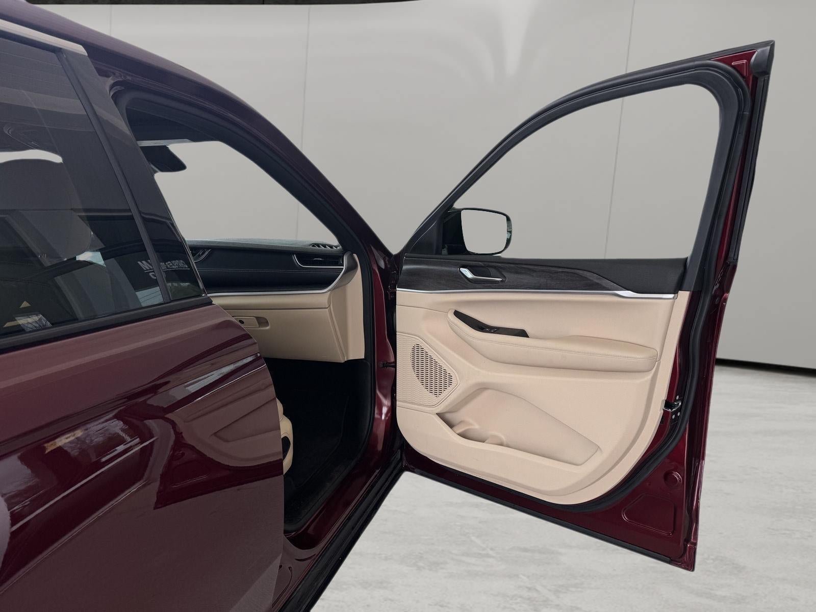 Used 2025 Jeep Grand Cherokee Limited AWD/4WD image 15
