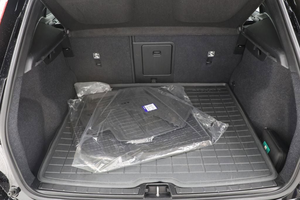 Used 2025 Volvo XC40 B5 Core AWD/4WD image 28