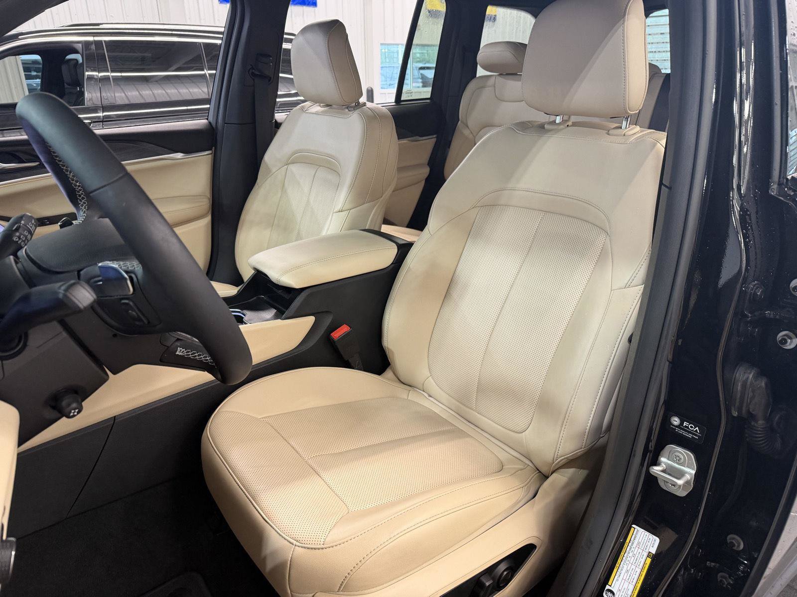 Certified 2024 Jeep Grand Cherokee Limited w/ Luxury Tech Group II AWD/4WD image 17