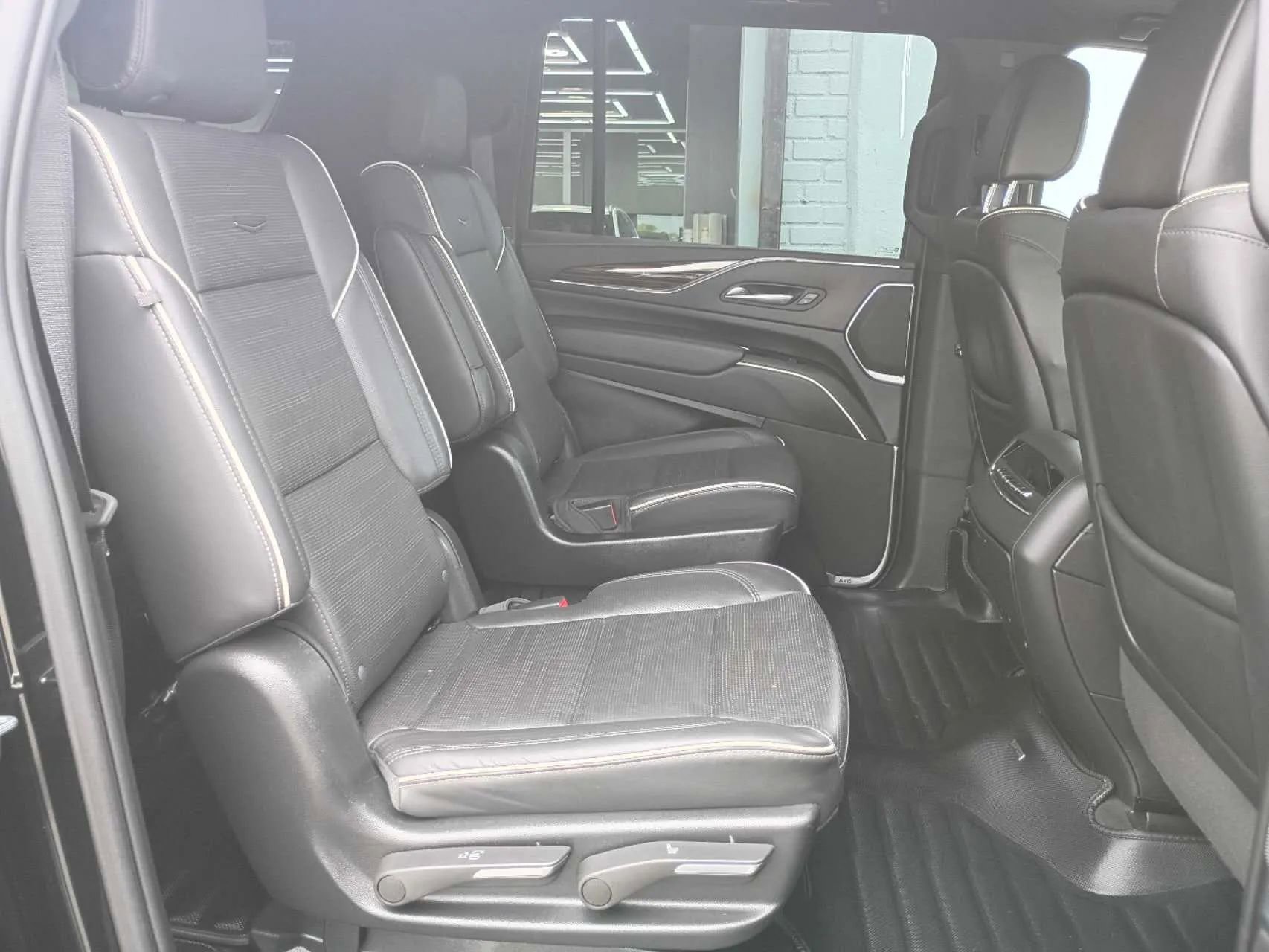 Used 2023 Cadillac Escalade ESV Premium Luxury AWD/4WD image 20